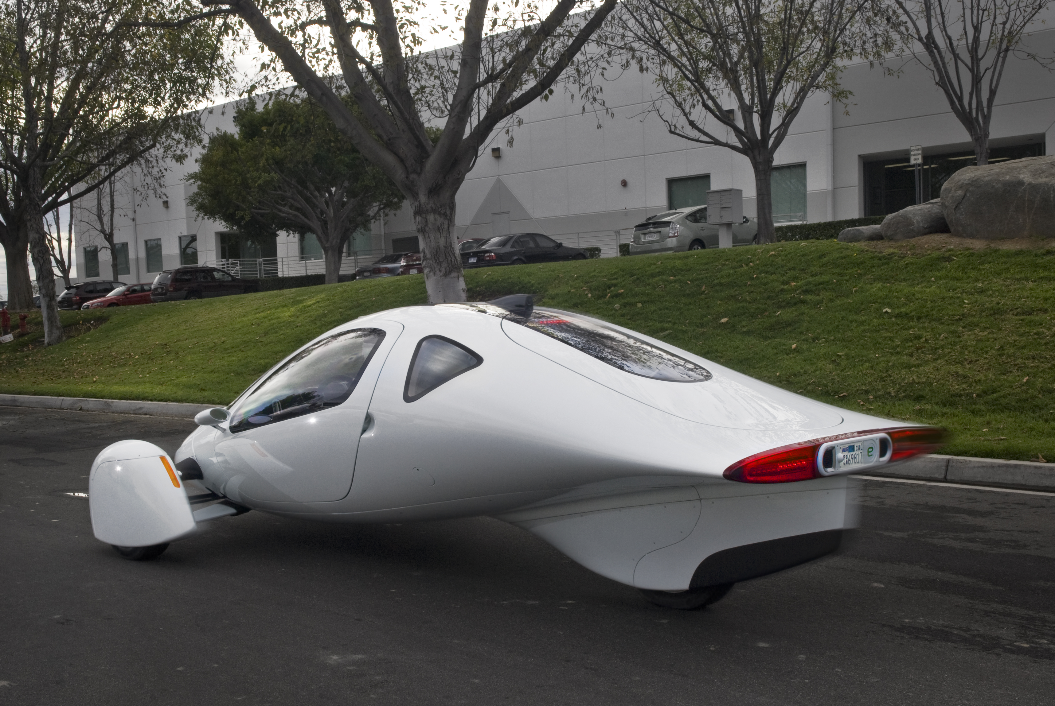 Aptera 2e_RearMotion1.jpg